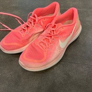 Nike hot pink shoes